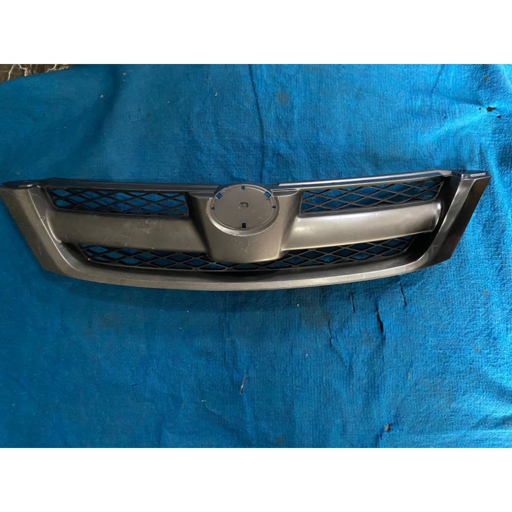 Gril lambang grill depan Toyota kijang Innova lama 2005 original