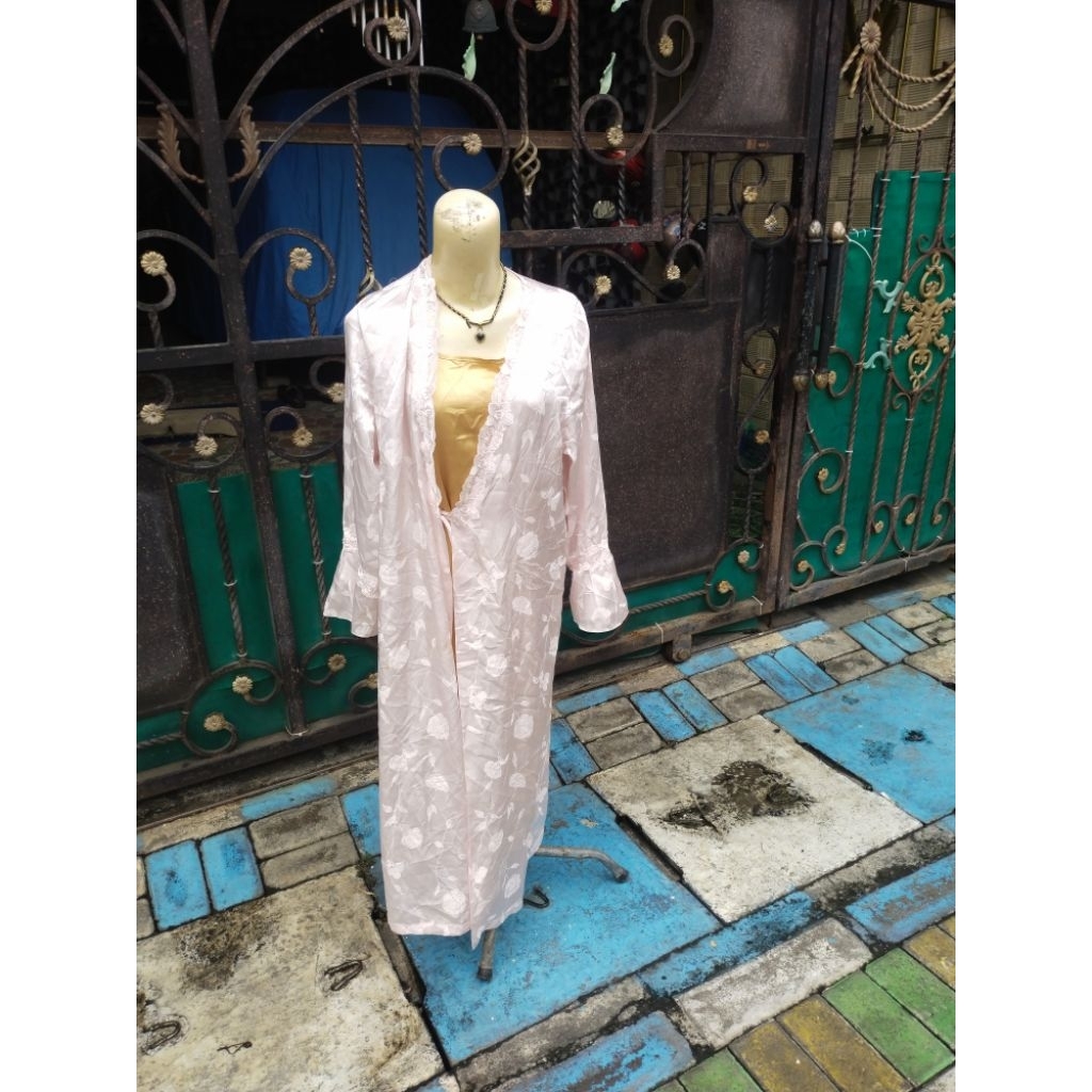 Entalase 397 kimono motif bunga bahan satin brand venus beserta lingerie satin masih like new