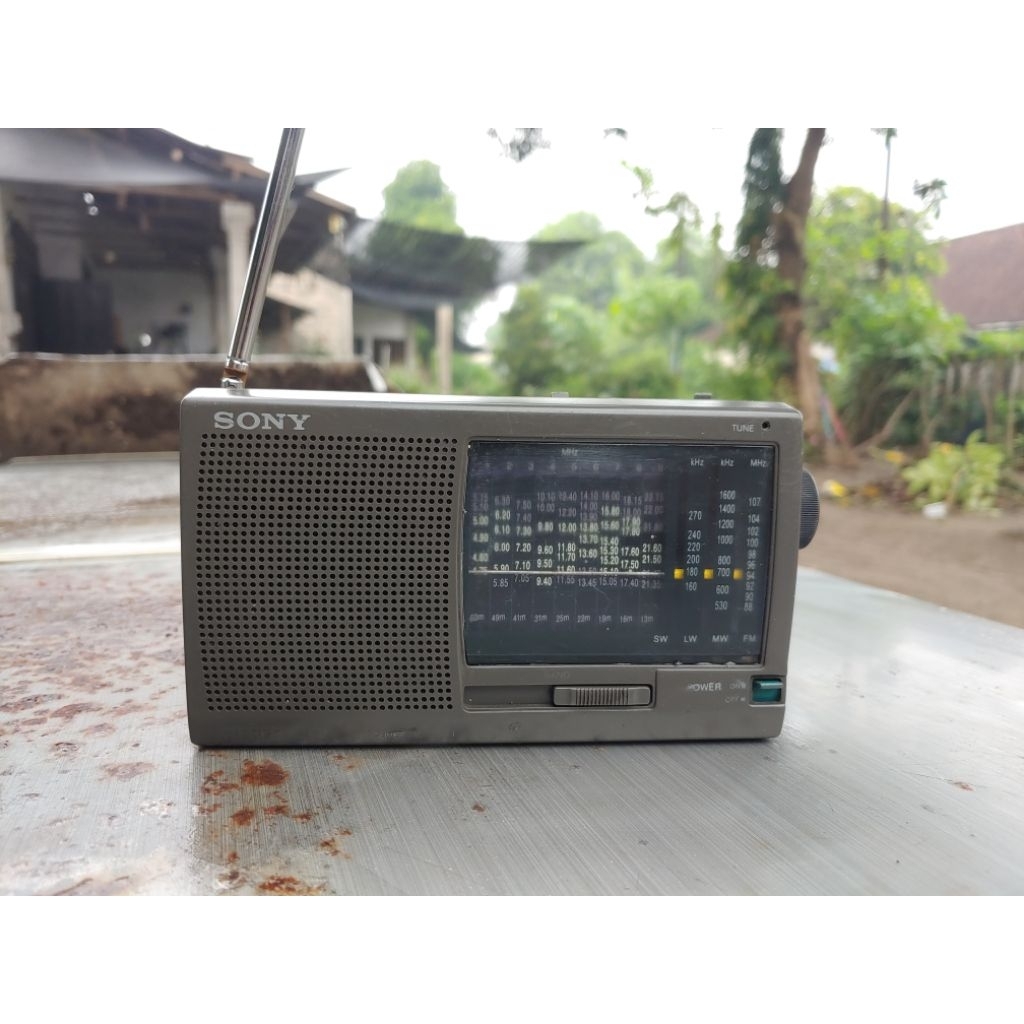 Sony icf-sw11. 12 Band Receiver Radio