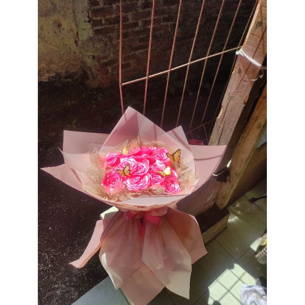 

(bisa request ganti warna bunga) bucket bunga pita satin round bouquet/buket satin medium/buket gembul + 4 kupu kupu