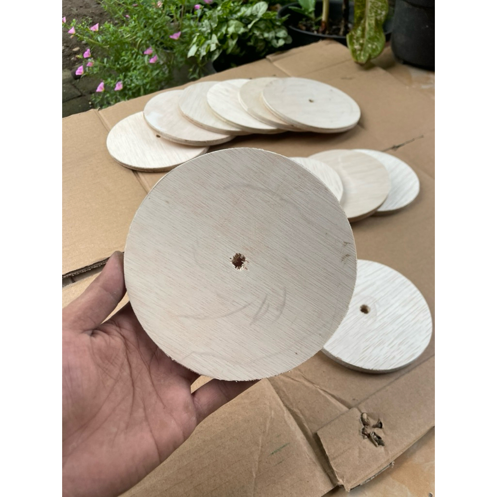 

papan bulat diameter 14cm bahan 9 mili dapat 2 (sepasang) bulatan untuk kreasi