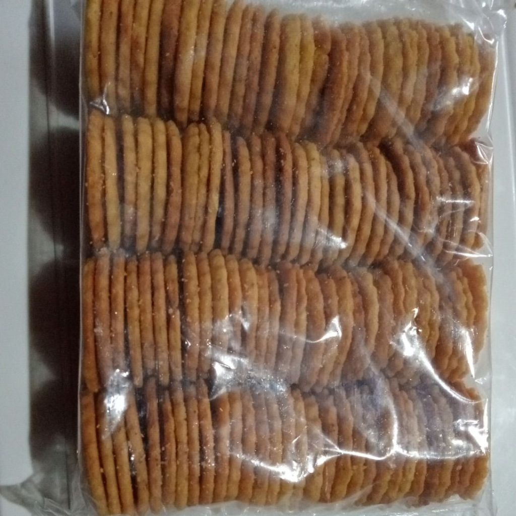 

Kue Kering Wijen 3 pak muat 1 toples besar