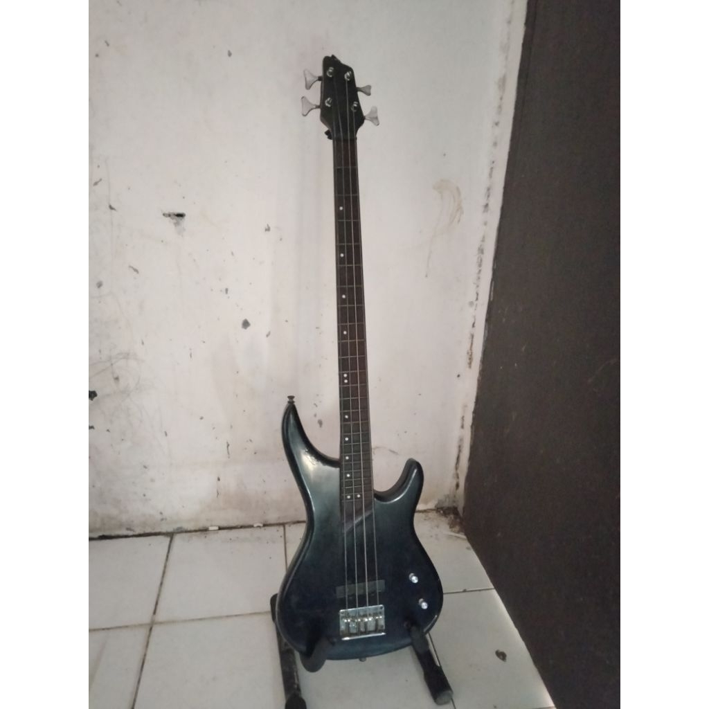 gitar listrik bass