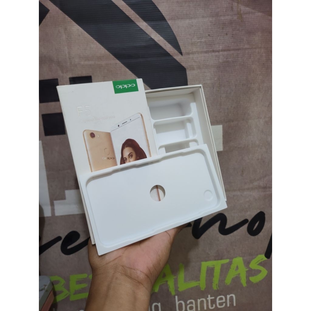 

DUS BOX KOTAK OPPO F5 MOBILE PHONE/ Refurbis