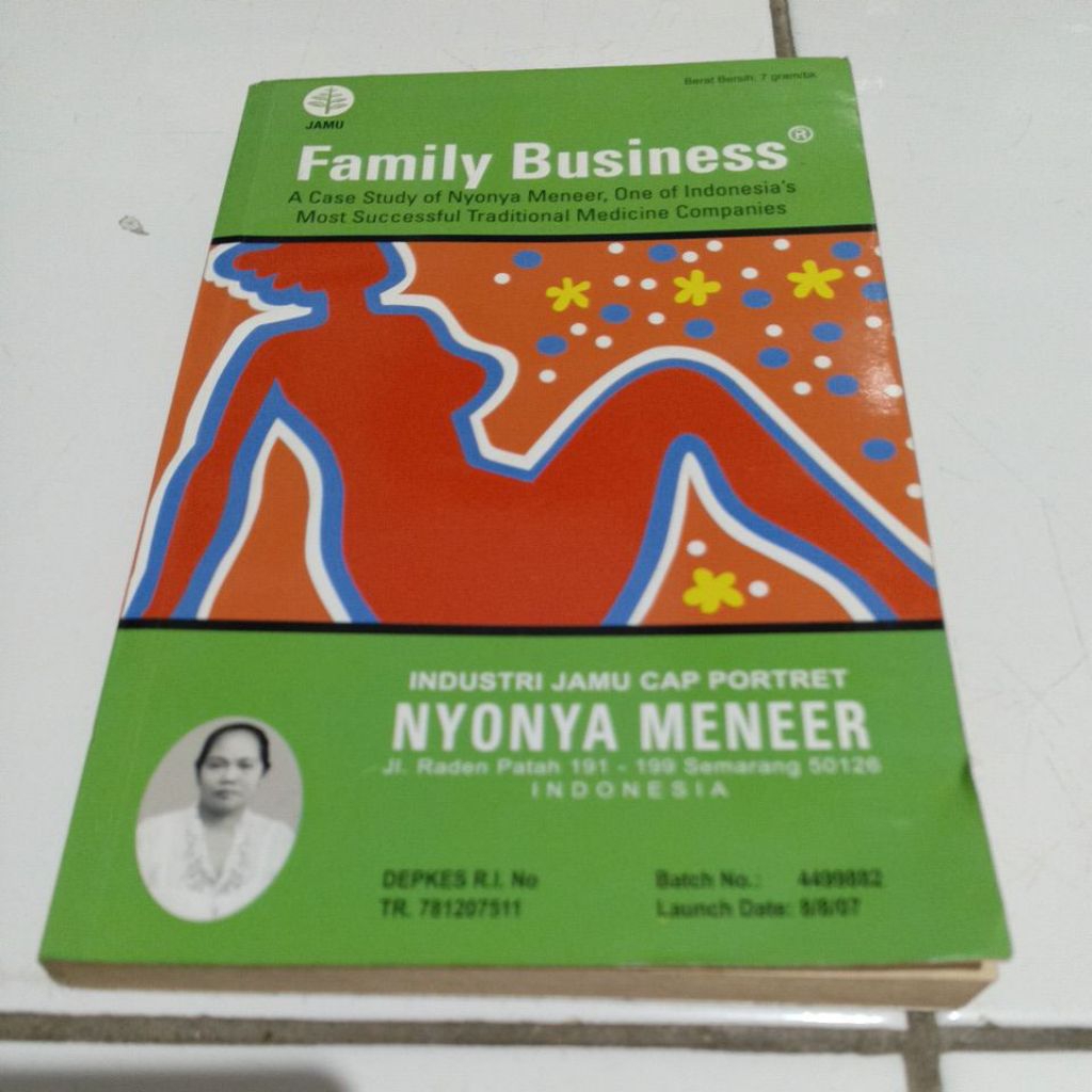 Buku family business industri jamu cap portret nyonya meneer