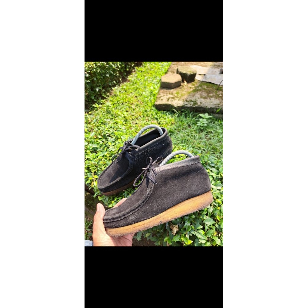 clarks wallabees black