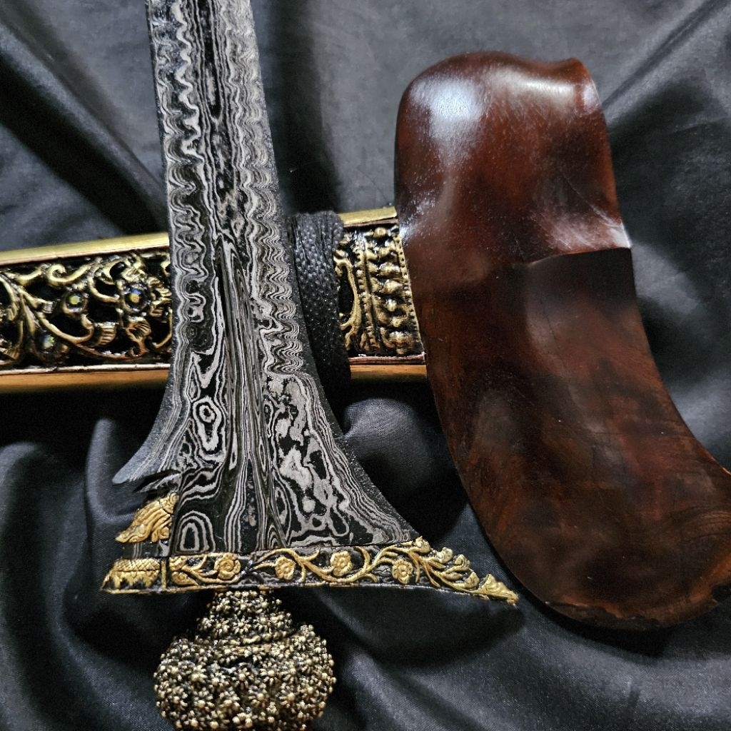 Keris Pasopati Kinatah Sepuh Emas Pamor Untu Walang
