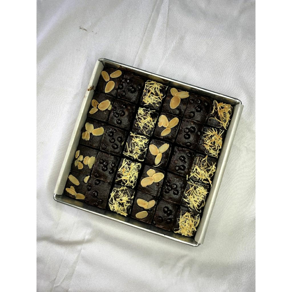 

BROWNIES LEMBUT FULL COKLAT