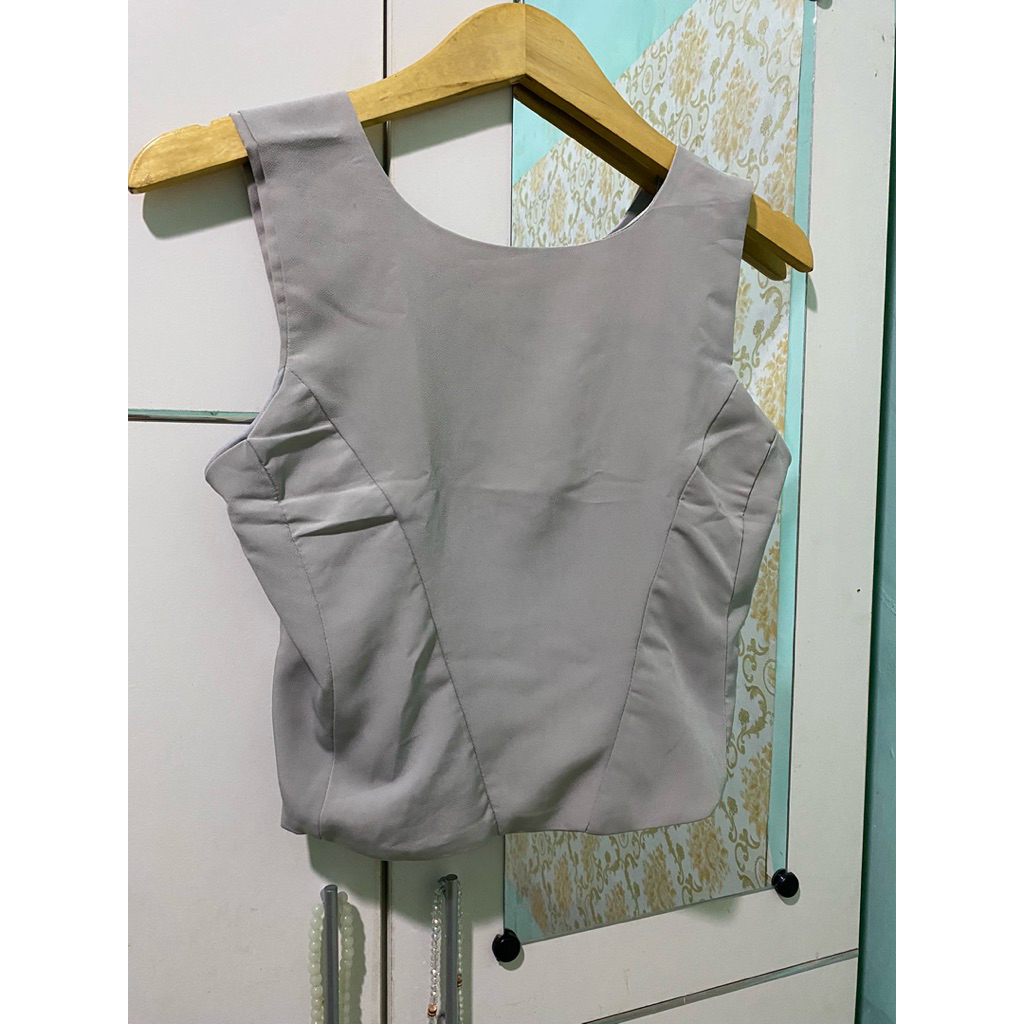 Preloved tanktop abu crop