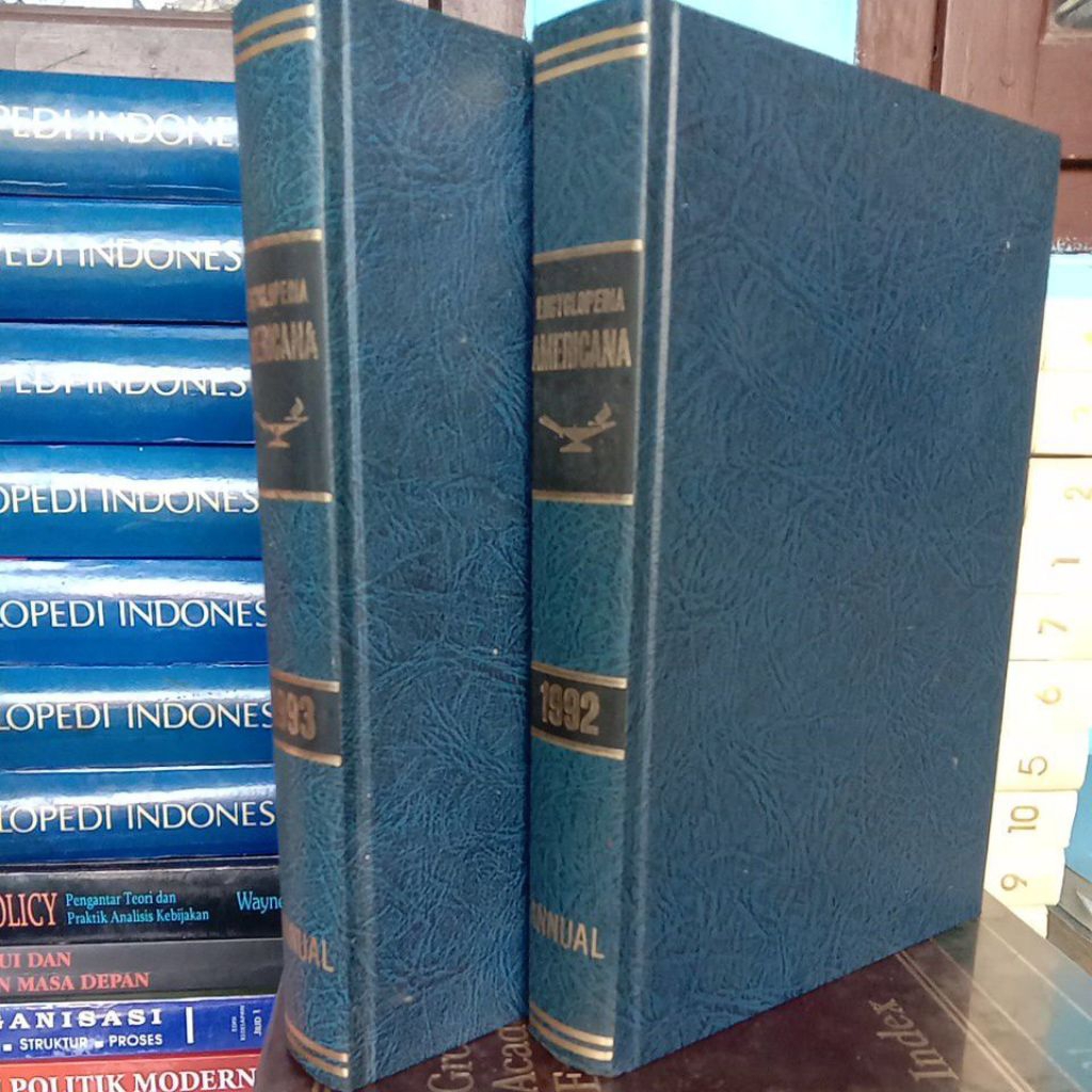 ENCYCLOPEDIA AMERICANA ANNUAL 1992 & 1993