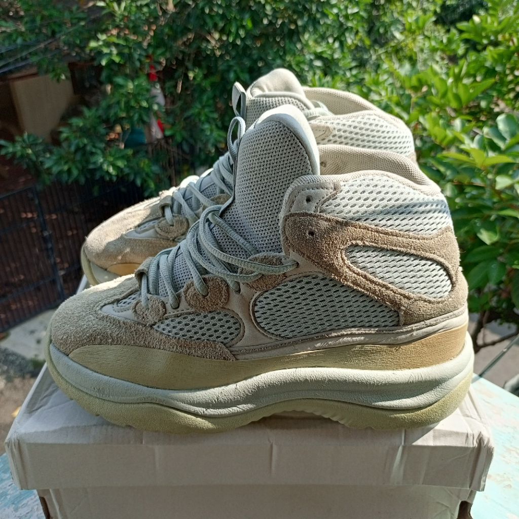 Sepatu yeezy desert boot size 41.5