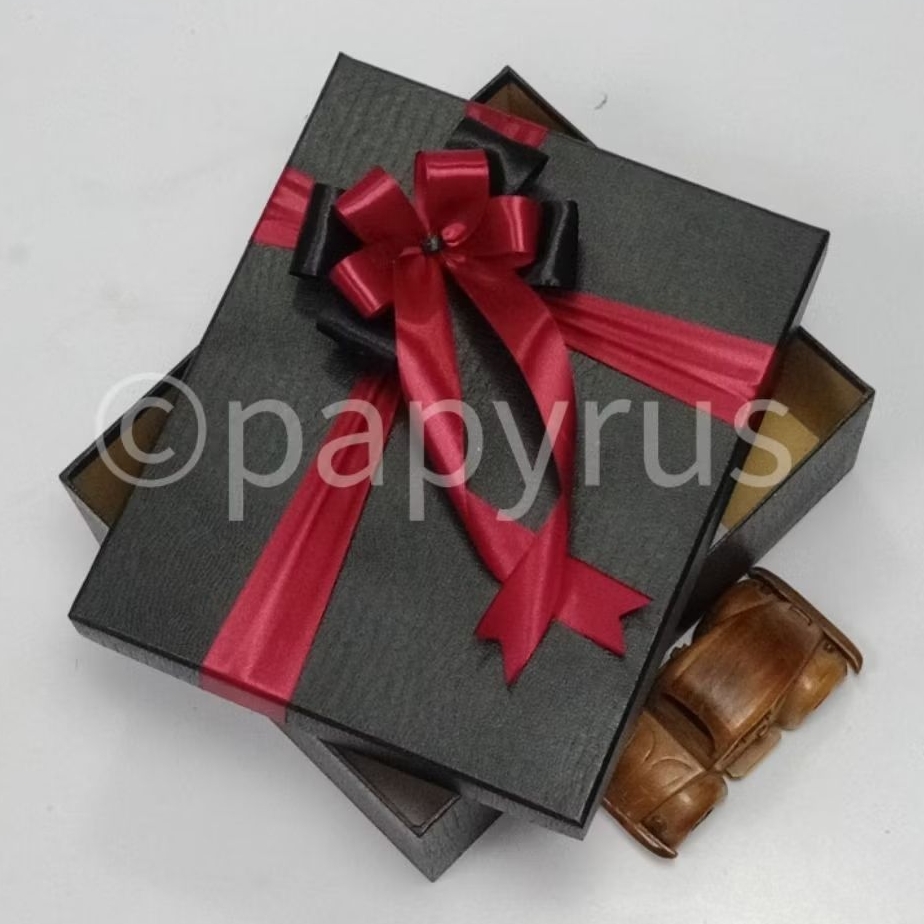 

PAPYRUS 22,5x27,5 Tinggi 5cm Kotak Kado Gift Box V2