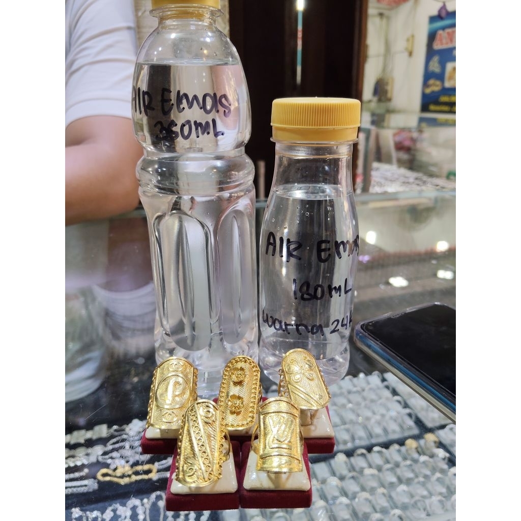 Air sepuh emas atau air plating warna emas 24k