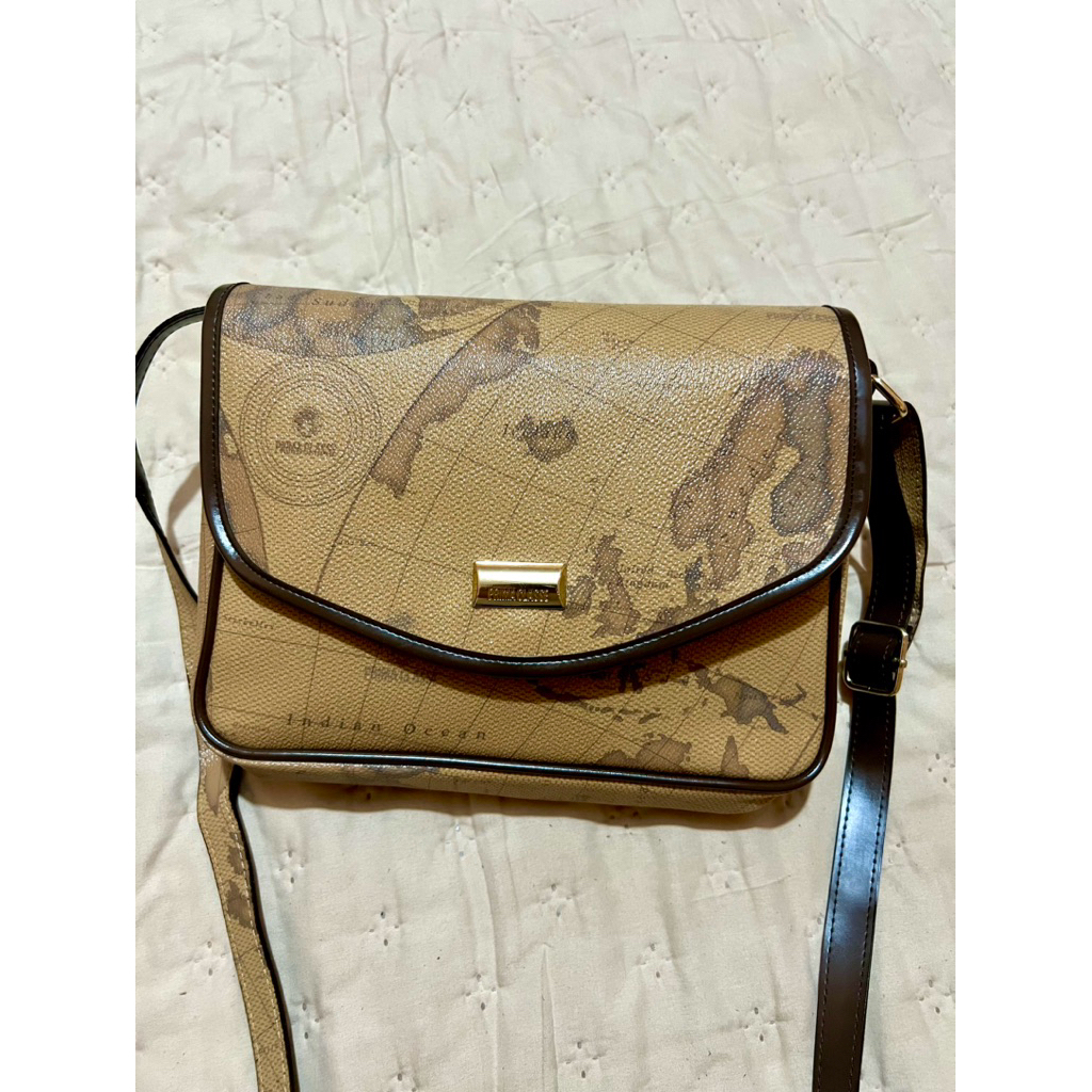 Prima Classe Slingbag Peta Like New