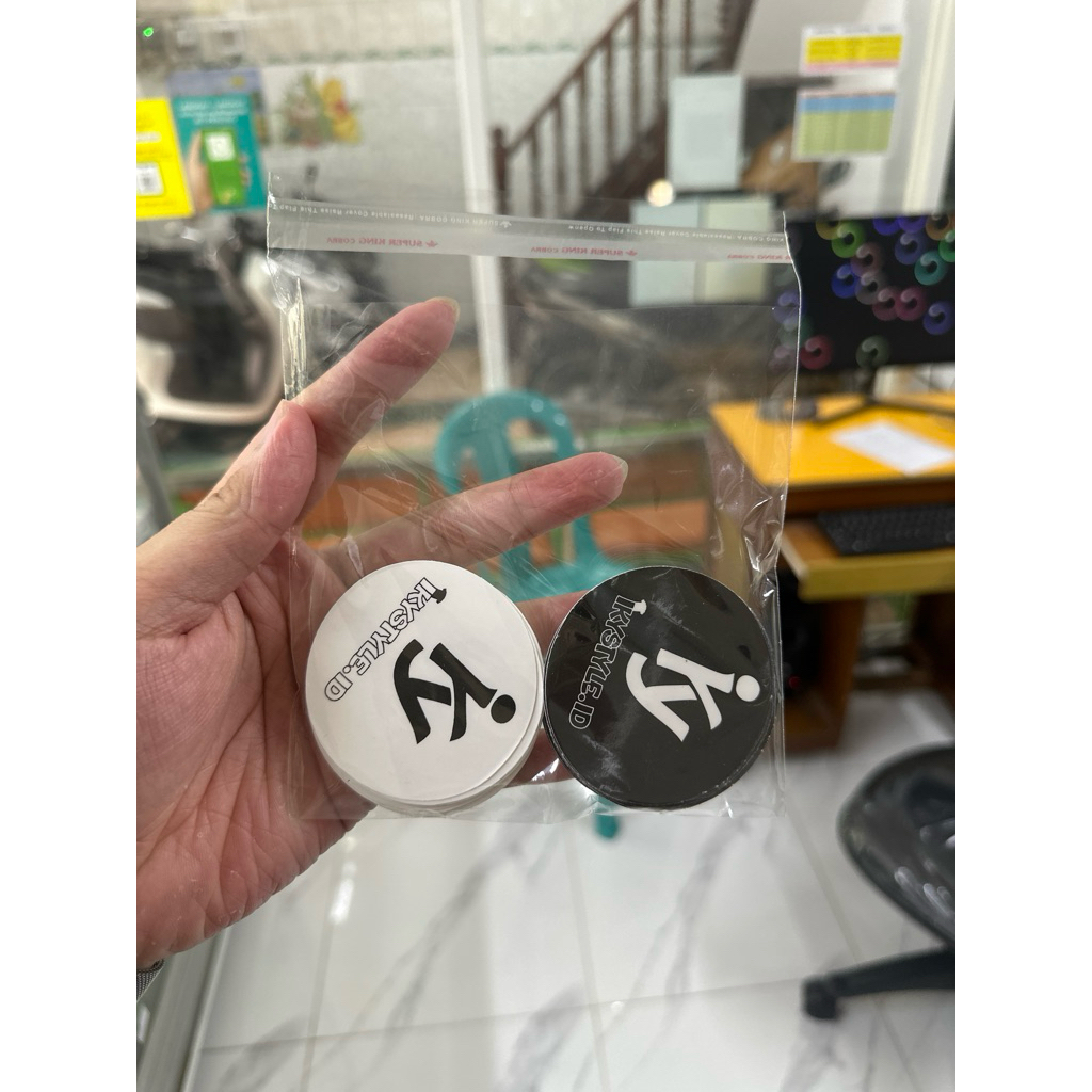 

CETAK STIKER VINLY LANINASI GLOSSY CUSTOM