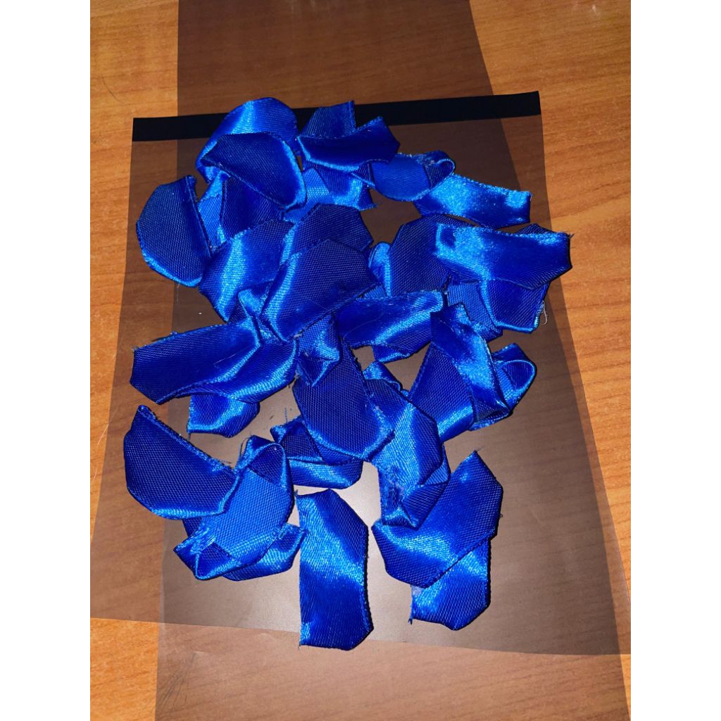 

KELOPAK BUNGA DARI PITA KAIN SATIN PER PCS