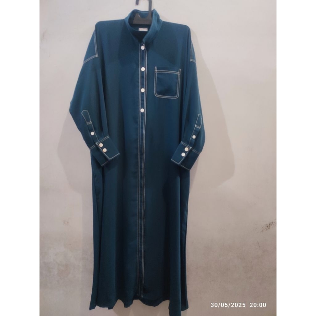 Preloved kemejabaya elmadina warna dark teal ukuran L, sudah di cut dengan rapih menjadi ukuran M, b