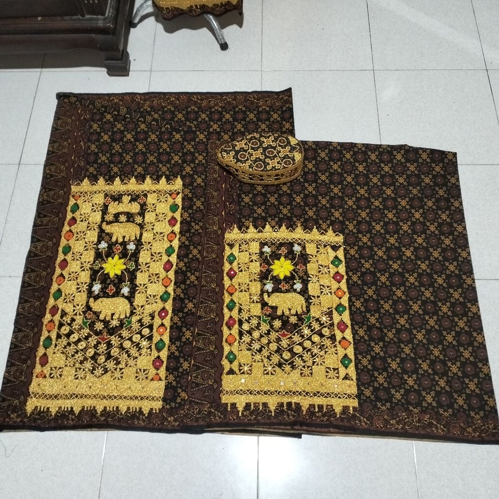 Tapis lilit lasem benang mas kristal plintir