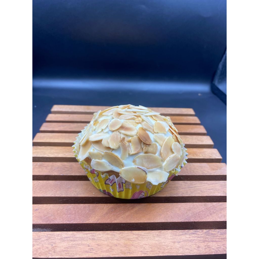 

Roti Almond dengan isian vla vanilla