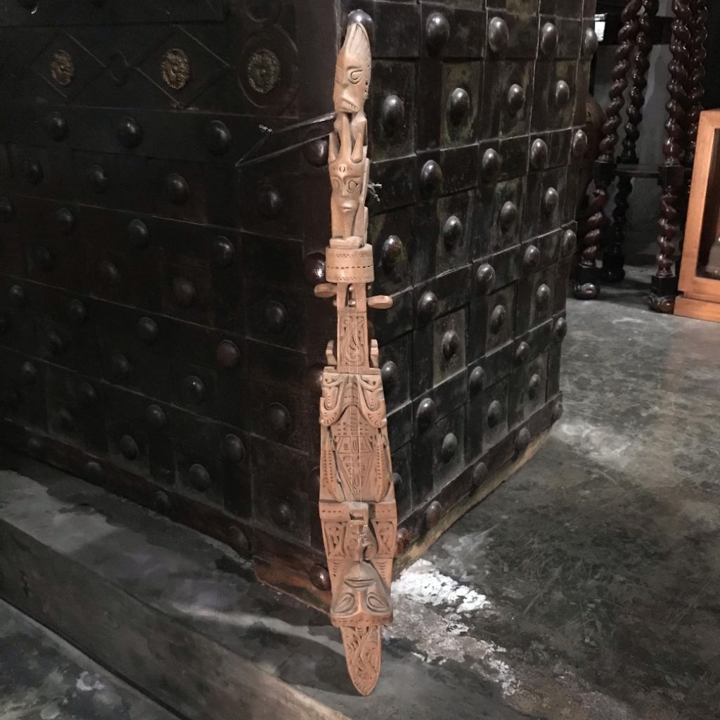 Hasapi Kecapi Tradisional Suku Batak Sumatra dengan Ukiran Cicak dan Orang Lawas Jadul Tua