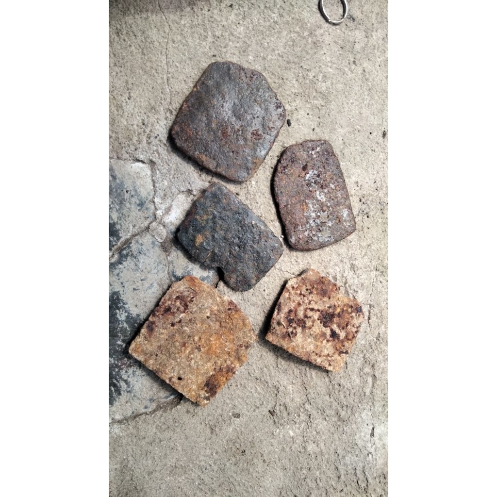 benda kuno antik plat besi dan cangkul kabudhan