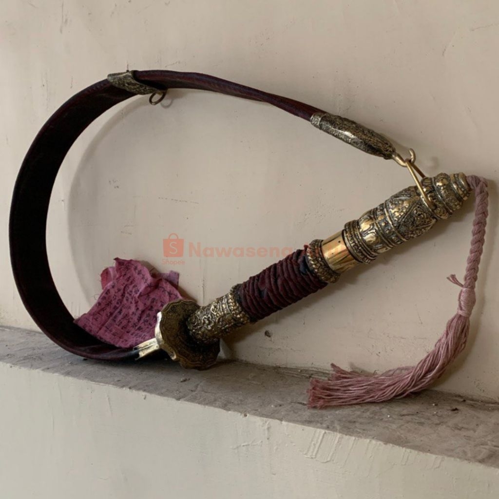 Alat pancing dengan gagang ukir