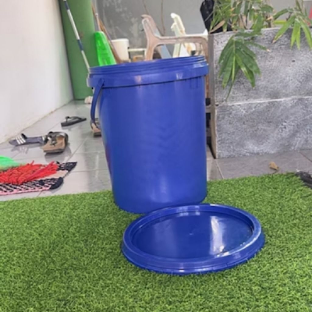 Ember Plastik/Tutup/Pail/Cat/20 Liter/25 kg/ BIRU