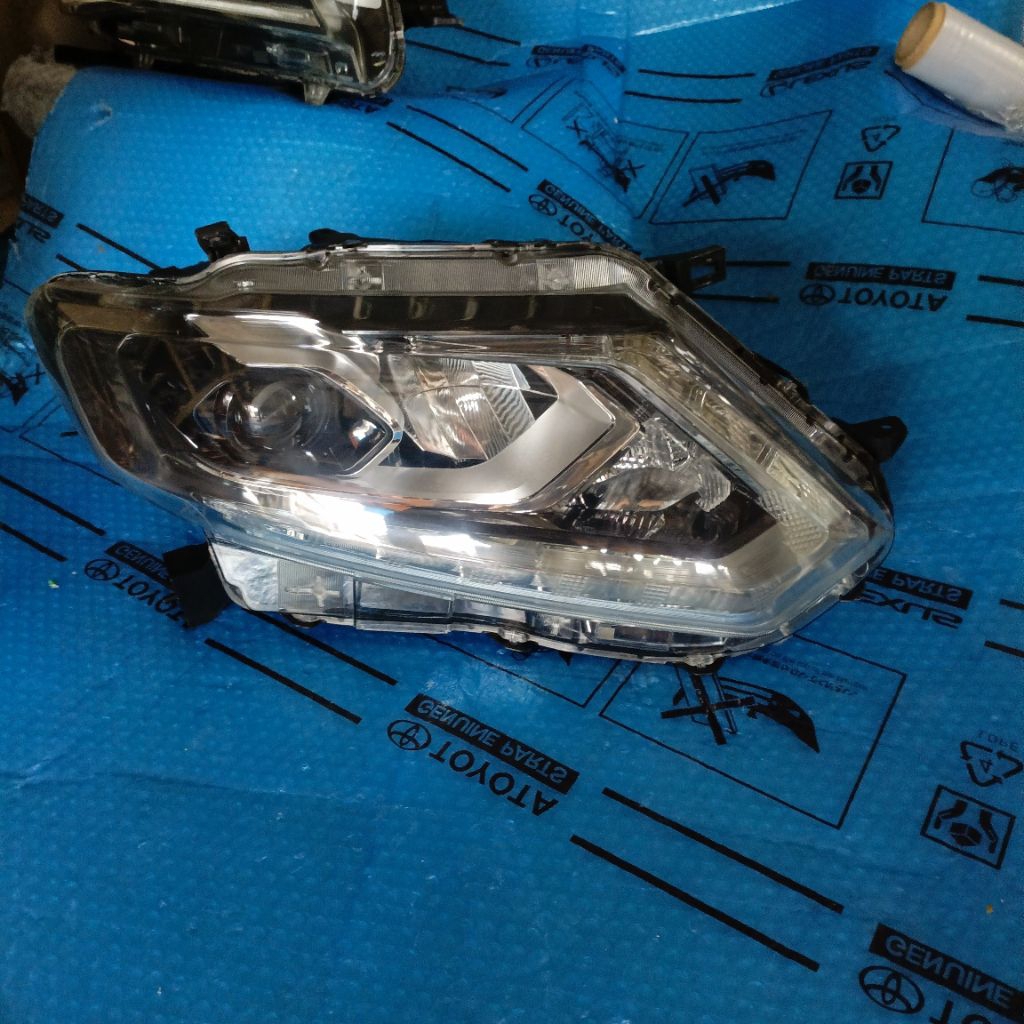 Headlamp Lampu Depan Nissan Xtrail T32 Original