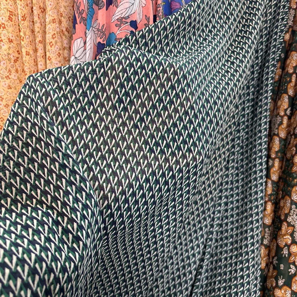 Kain Sifon Sutra Premium Motif Geometris V Hitam-Hijau - Elegan & Ringan”Lq