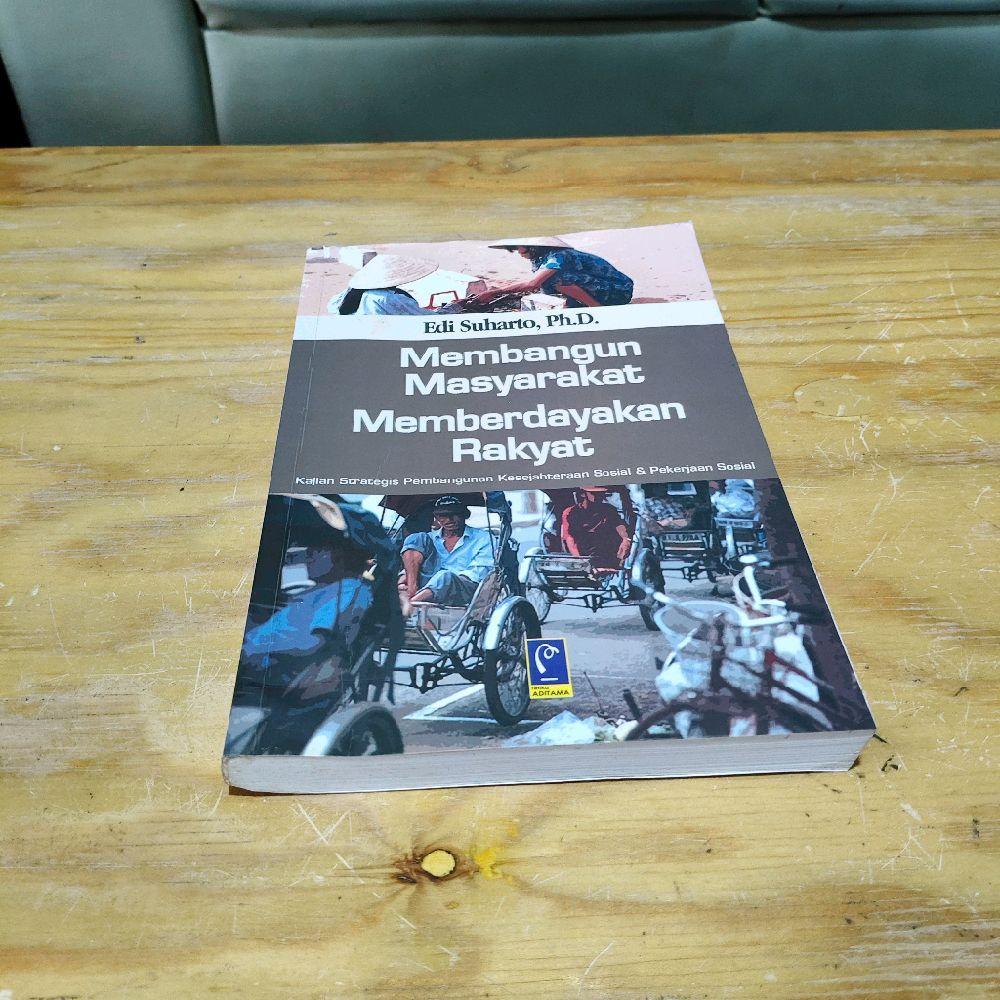 Buku Membangun Masyarakat Pemberdayakan Rakyat