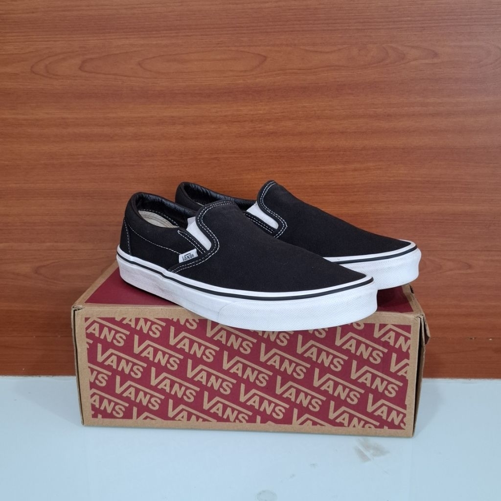 VANS SLIP ON BLACK WHITE CLASSIC ORGINAL -RESMI PT NAVYA RETAIL INDONESIA