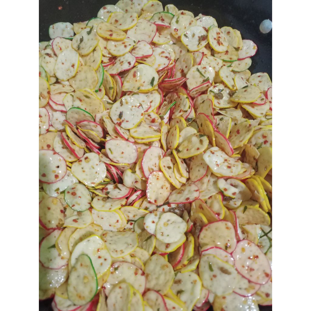 

Promo.!!! kerupuk seblak pedas daun jeruk 1kg