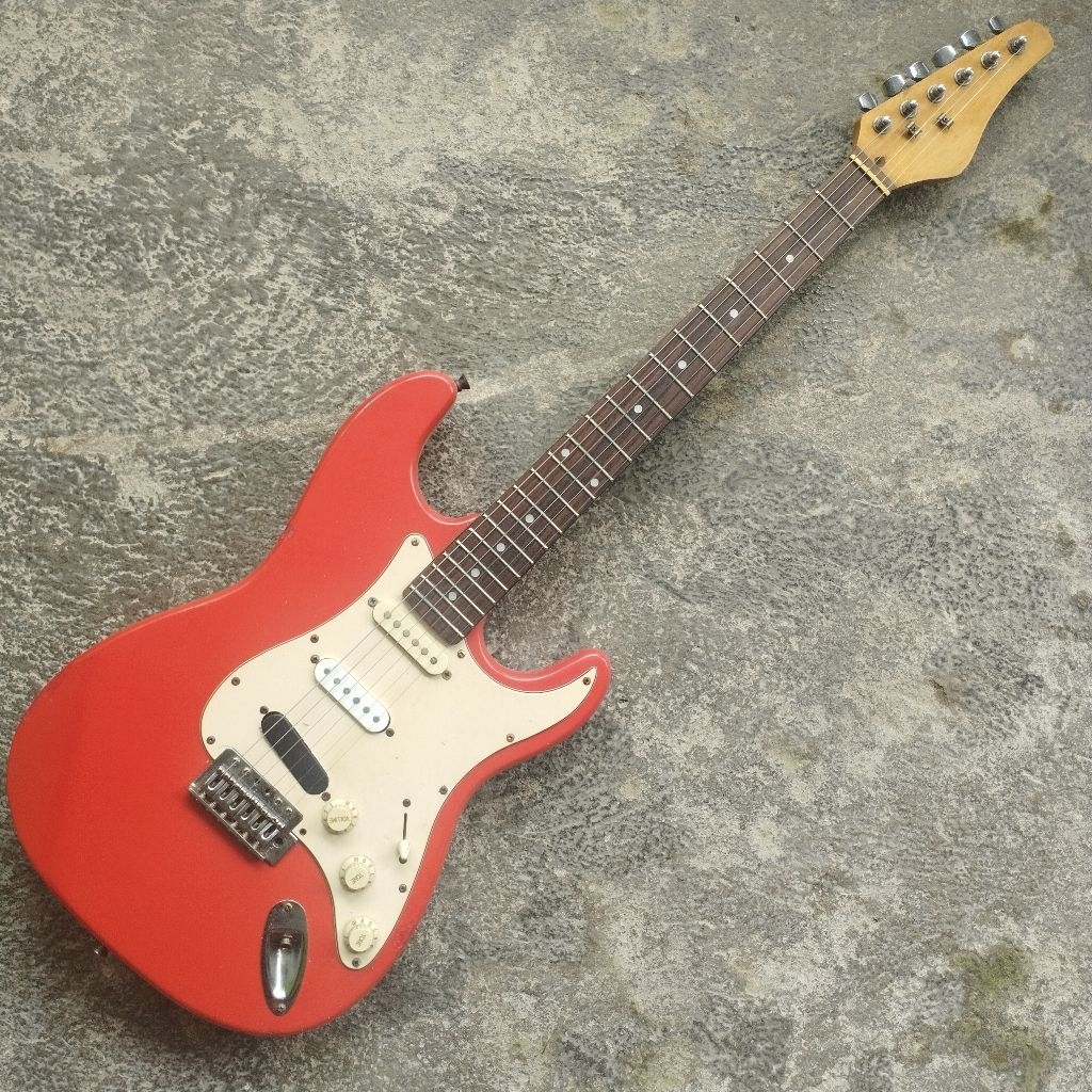 GITAR LISTRIK MODEL STRATOCASTER SECOND (ENTAH MERK APA)