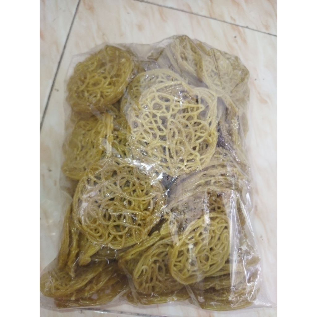 

krupuk mie mentah siap untuk di goreng pastinya mekar dan renyah 250g