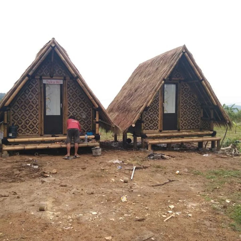 saung bambu segitiga 3x3 m, dengan atap daun ilalang