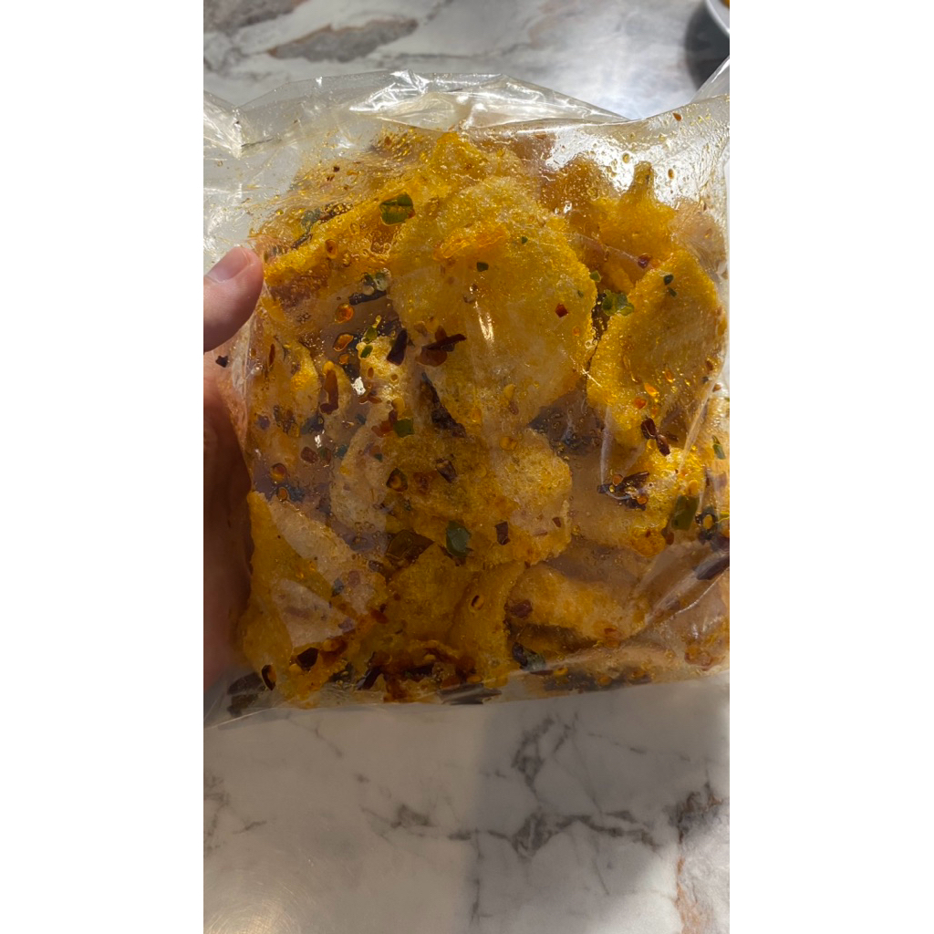 

CEMILANCEPULUHCEBELS KERUPUK TAHU pedas daun jeruk/original daun jeruk varian kemasan 500gr 250gr 100gr