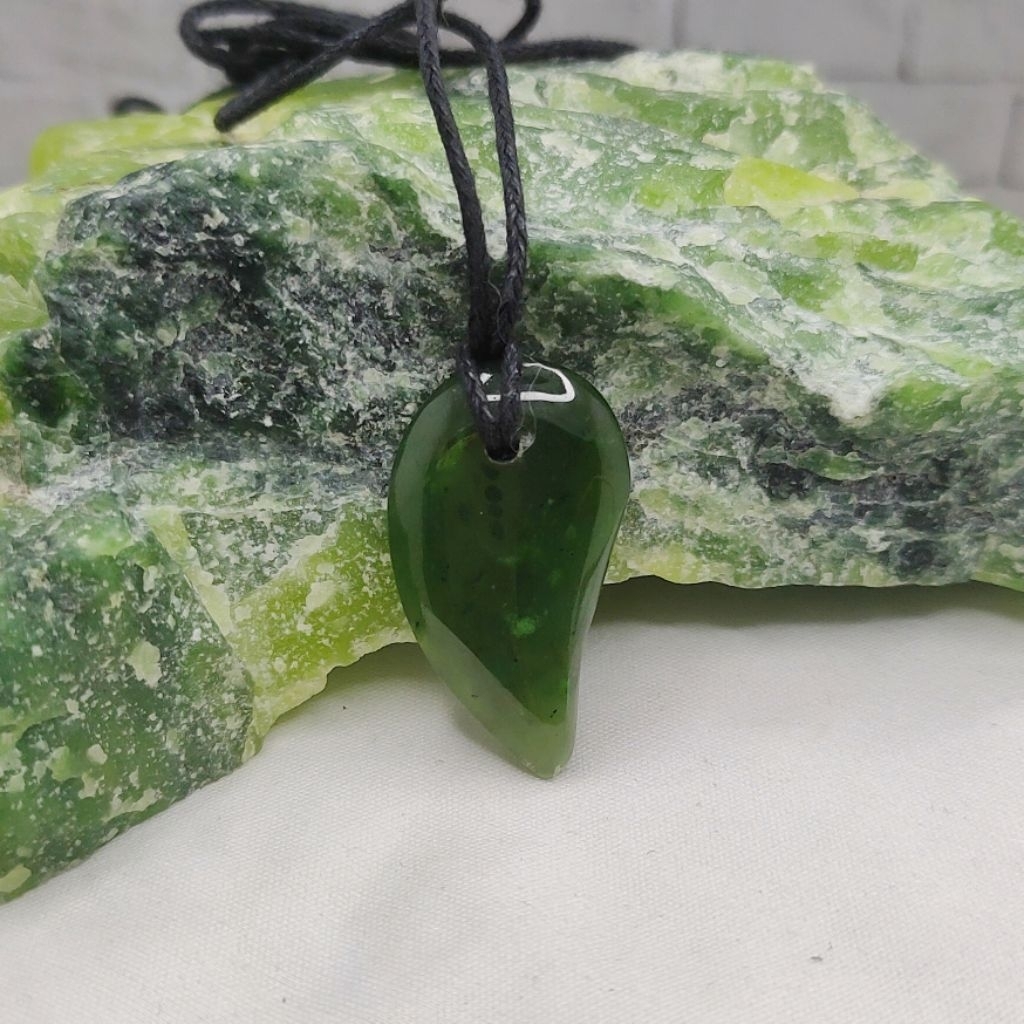 Liontin Kalung Batu Giok Nephrite (Natural Nephrite Jade)