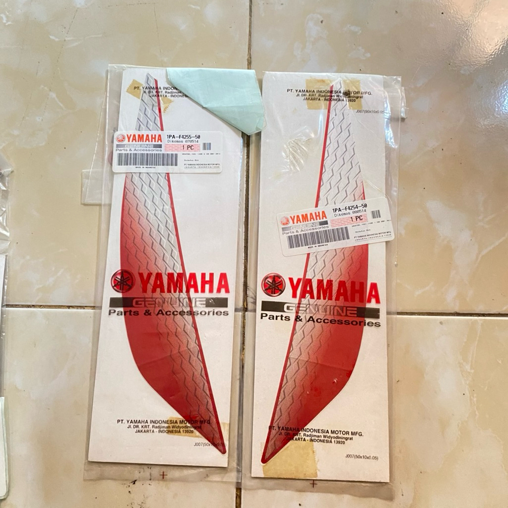 Striping Stiker bagian Tangki Yamaha Vixion New NVL 2014 Merah original YGP 1PA-F4254-50 1PA-F4255-5
