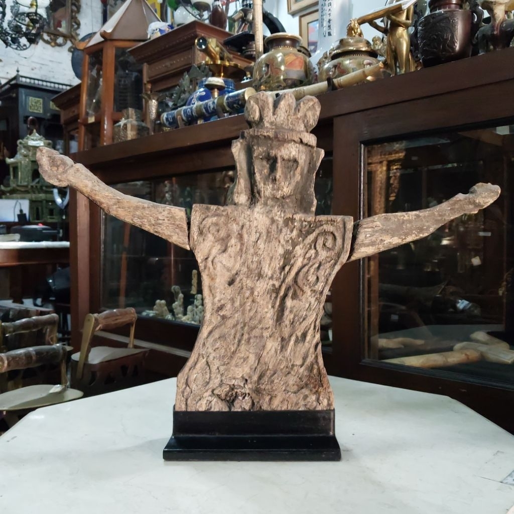 Patung Kayu Penjaga Suku Dayak Dengan Stand Lawas Jadul Tua