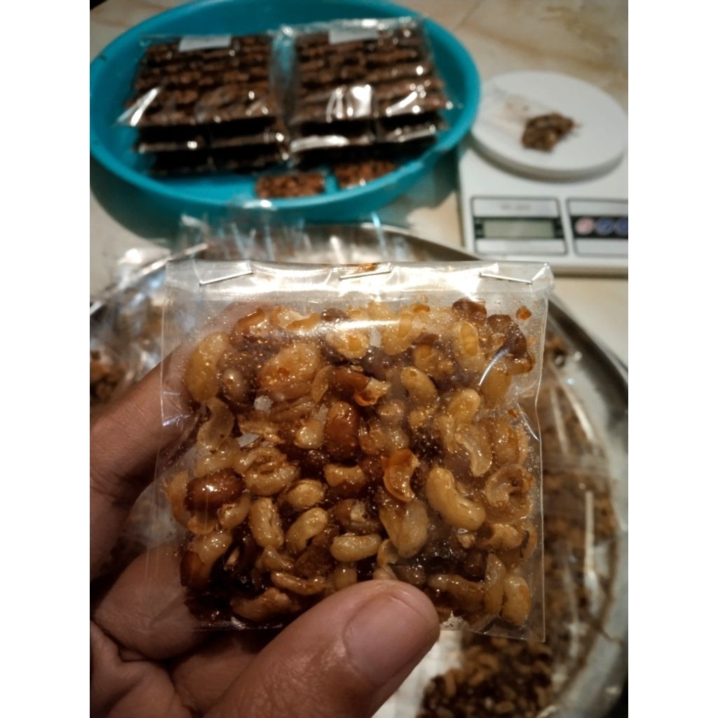 

1 Pack isi 130g ( 12Pcs ) Kacang Mentik Pedas Manis Cemilan Gurih Enak