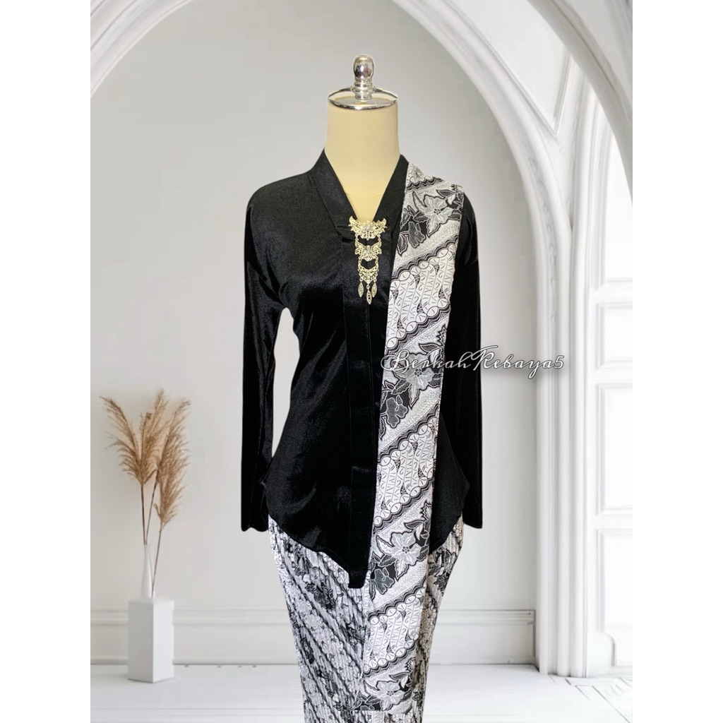 Setelan Kebaya Kartini Encim Bludru / Kebaya + Selendang + Jarik Motif Kusumo Putih