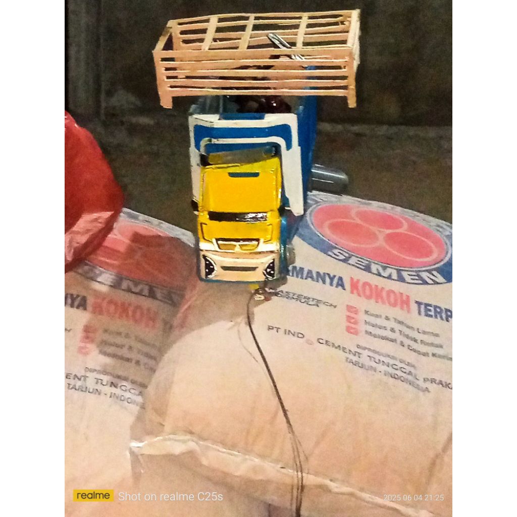 MINIATUR TRUCK PLASTIK free kerondong free bemper