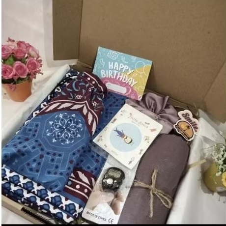 

hampers paket lengkap (sajadah+hijab+scrunchie+tasbih)