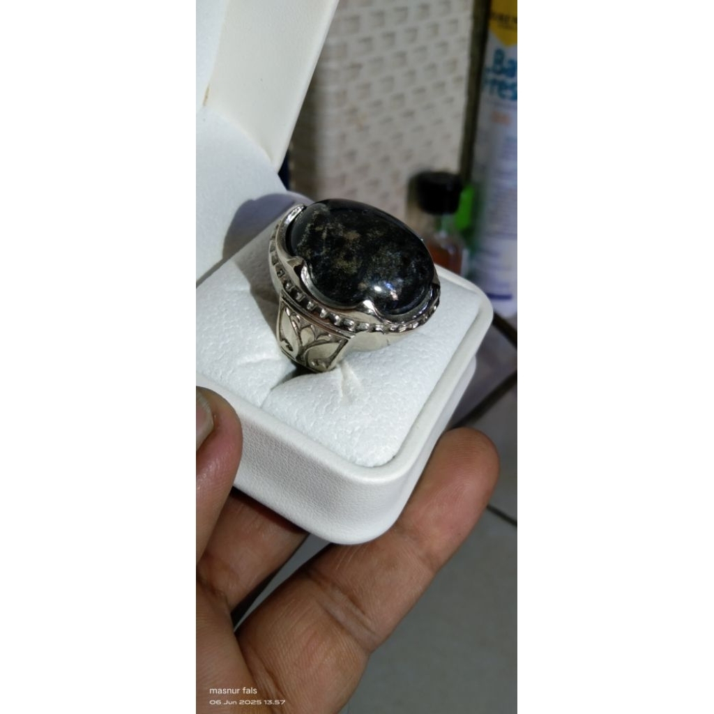 Cincin batu galih kelor serat perak kualitas super bisa menyala jika di tespen dan aktif bisa geser 