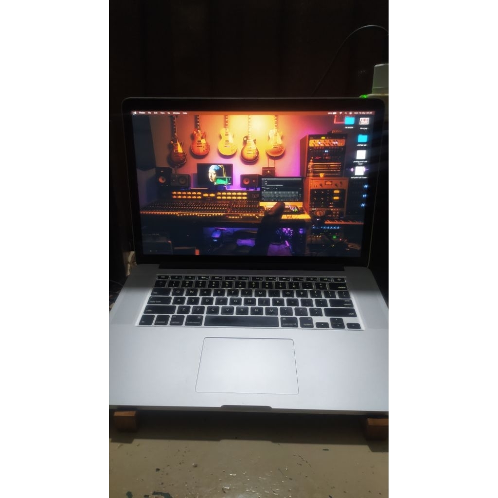 Macbook pro 2015 15inch quad core i7 16/256