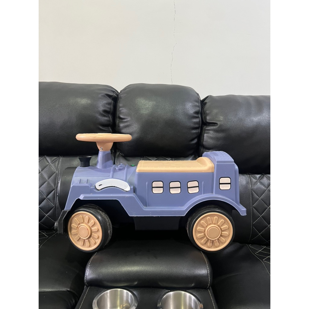 Preloved Kereta Mobil Anak Bisa Dinaiki Kondisi Baik Design Klasik Mainan Dorong Balance Bike Sepeda