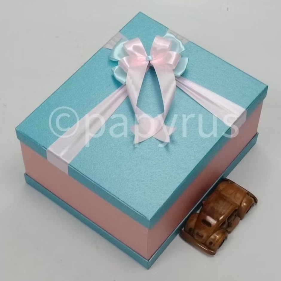 

PAPYRUS Sandwich 25x30 Tinggi 15cm Kotak Kado Gift Box Hadiah V2