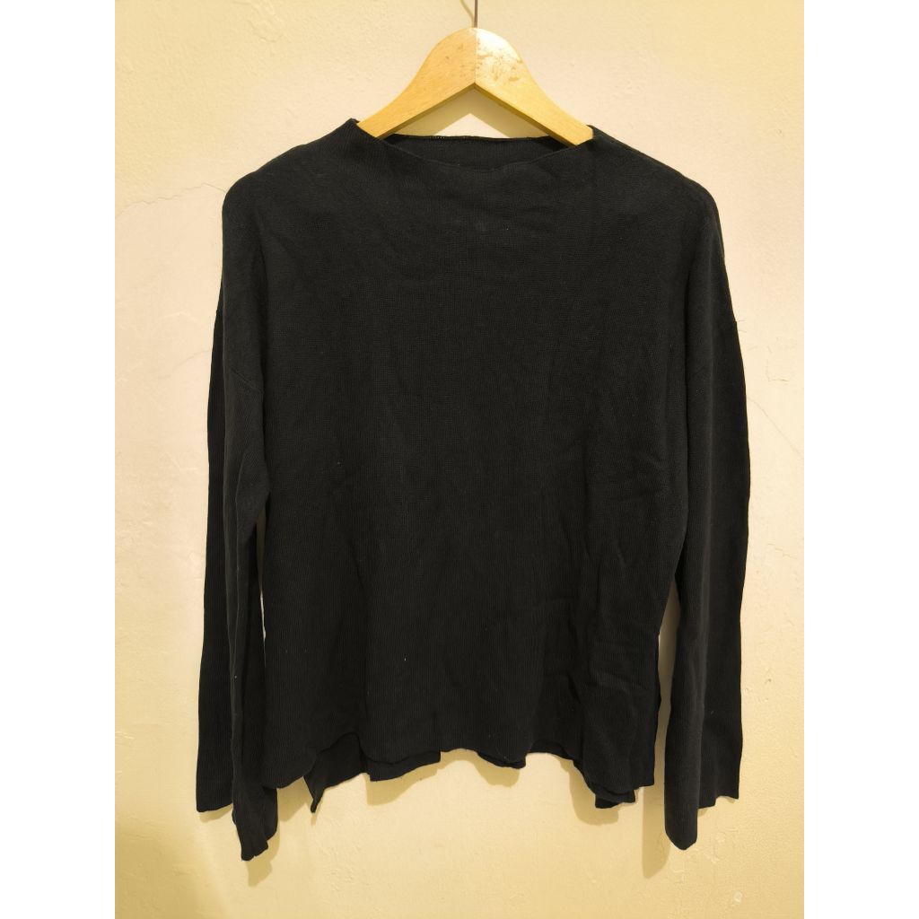 Preloved Sweater Hitam by Earth Music & Ecology