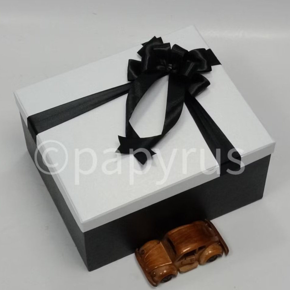 

PAPYRUS Kombinasi 25x30 Tinggi 15cm Kotak Kado Gift Box V2
