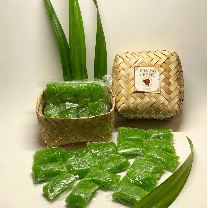 

Jenang RT-ne Jenang Ketan Rasa Pandan (Dodol) , Packing Besek Isi 15 Pcs Real Taste